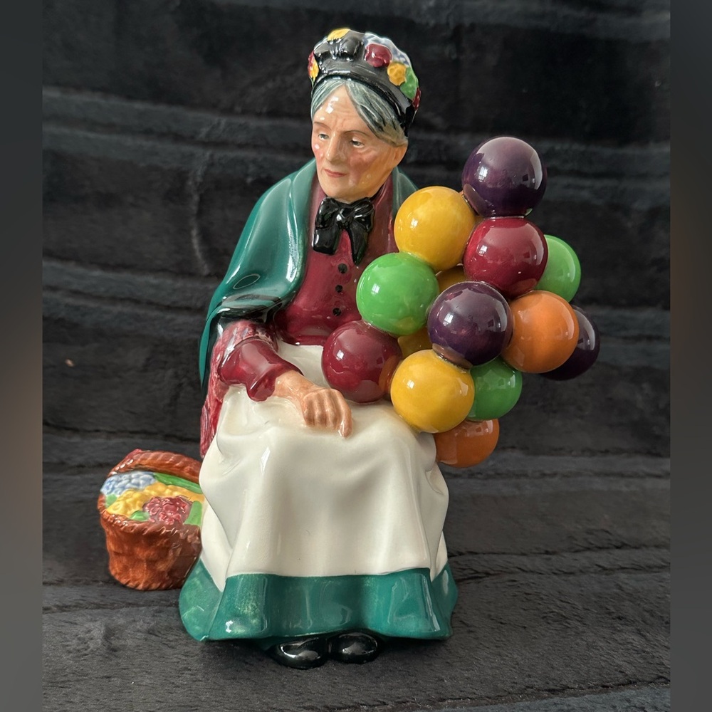 Royal Doulton The Old Balloon Seller Figurine HN1315 Made in England Vintage - Picture 9 of 9